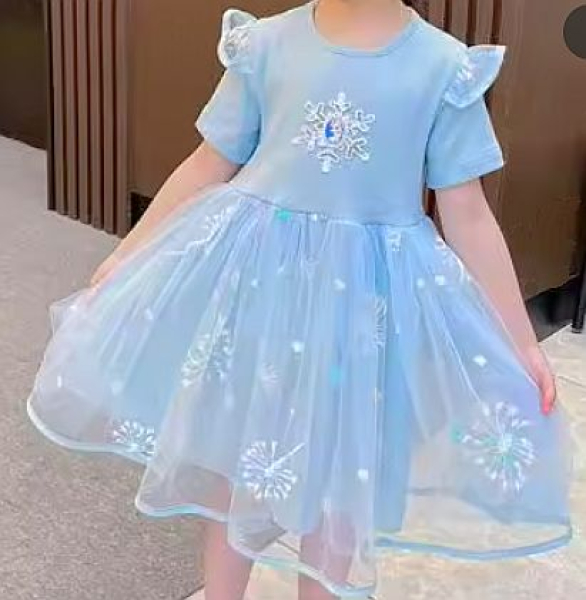 Lieblings-Kleidchen für kleine Eisköniginnen - mit schönem Glitzerstern und Tüllröckchen