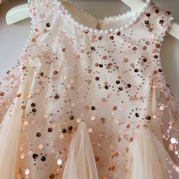 Champagner Traumkleid mit Pailletten, bauschig und soft