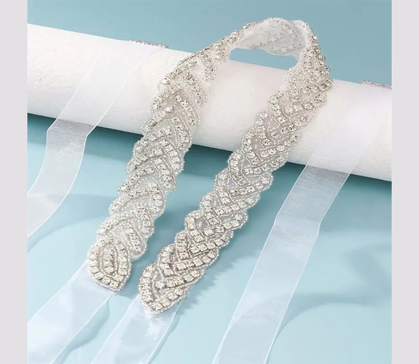 2 Modelle: Elegante Taillenbänder, Brautgürtel aus Strass