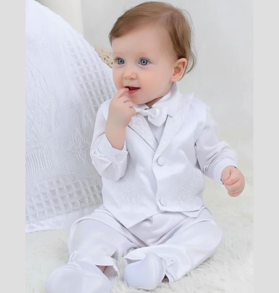 Edler Taufanzug klassisch und stilvoll in Weiss mit schönen Stickereien