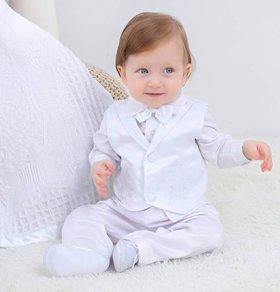 Edler Taufanzug klassisch und stilvoll in Weiss mit schönen Stickereien