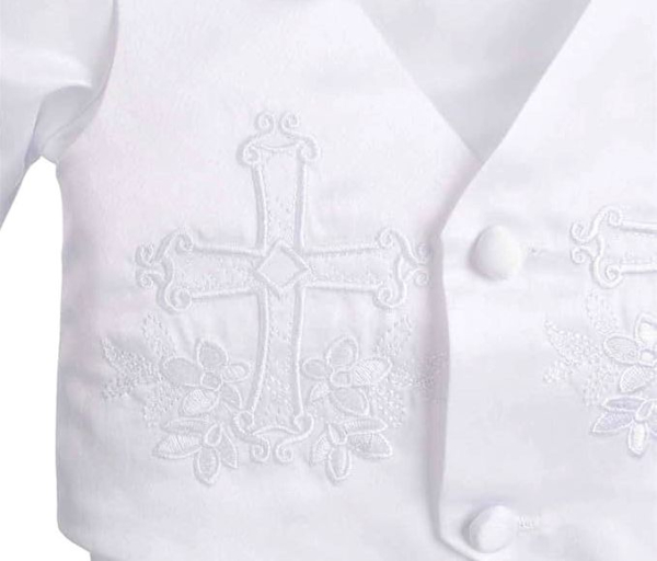 Edler Taufanzug klassisch und stilvoll in Weiss mit schönen Stickereien
