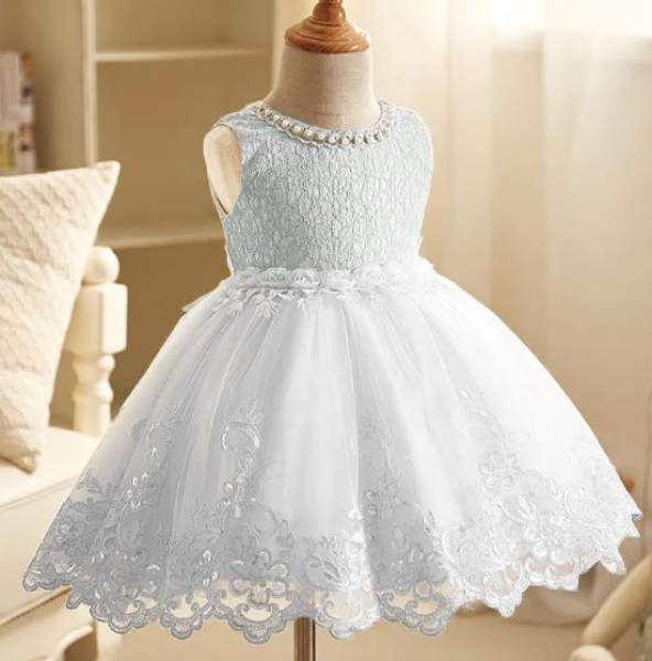 Traumhaftes Ballkleid mit Spitzen, Pailletten und Röschenbund