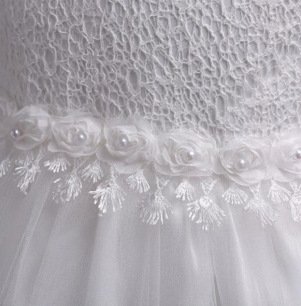 Traumhaftes Ballkleid mit Spitzen, Pailletten und Röschenbund