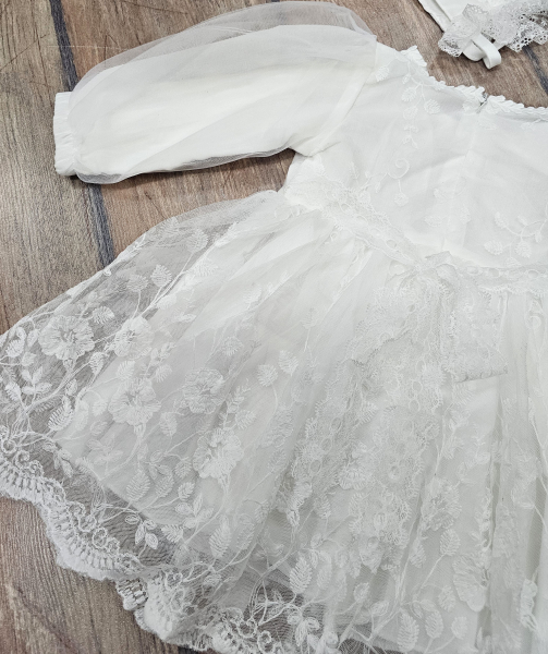 Wunderschönes Taufkleid mit zarten Blumen-Spitzenstickereien und eleganten Chiffon-Ärmeln