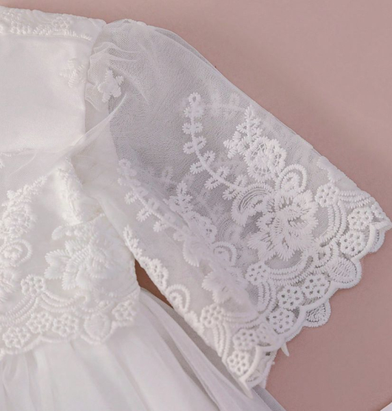 Zauberhaftes, elegantes Taufkleidchen mit Blüten-Spitzen, halblange Ärmel