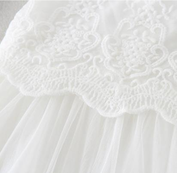 Elegantes langes Taufkleid - langärmlig oder ärmellos und wunderschön klassisch mit weichen Spitzen