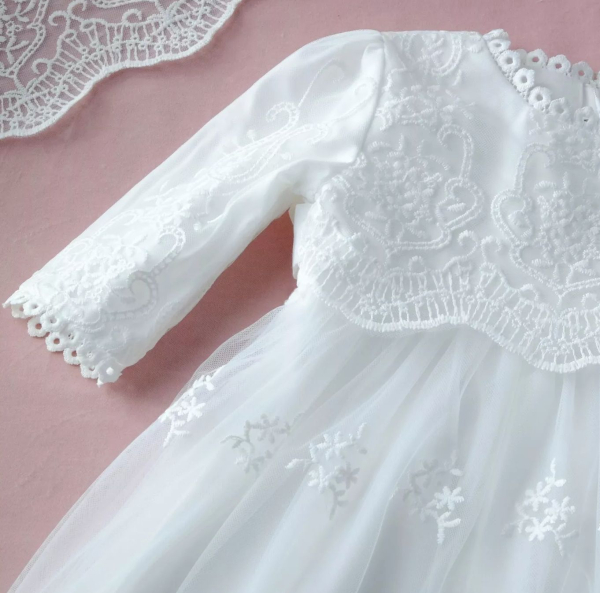 Elegantes langes Taufkleid - langärmlig oder ärmellos und wunderschön klassisch mit weichen Spitzen