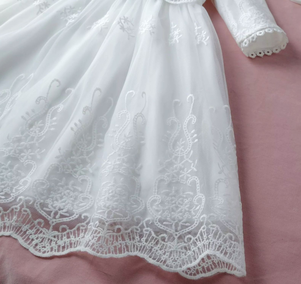 Elegantes langes Taufkleid - langärmlig oder ärmellos und wunderschön klassisch mit weichen Spitzen