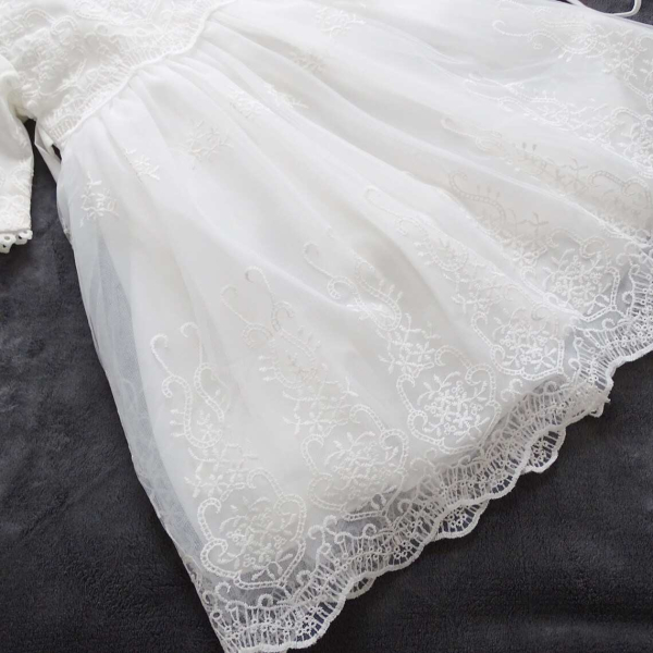 Elegantes langes Taufkleid - langärmlig oder ärmellos und wunderschön klassisch mit weichen Spitzen