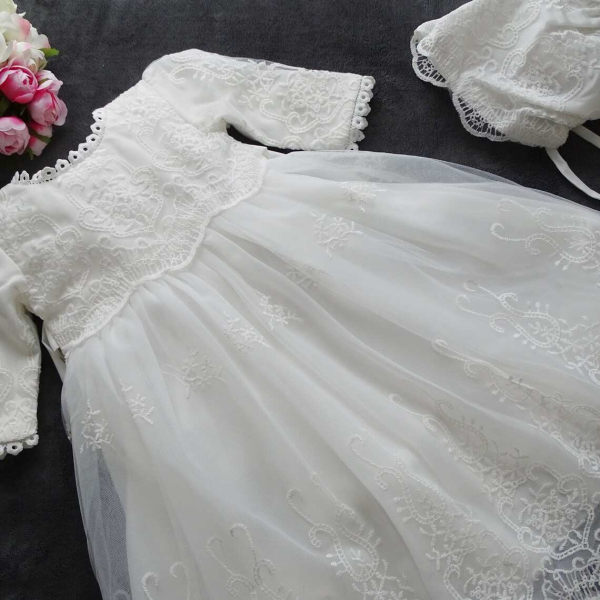 Elegantes langes Taufkleid - langärmlig oder ärmellos und wunderschön klassisch mit weichen Spitzen