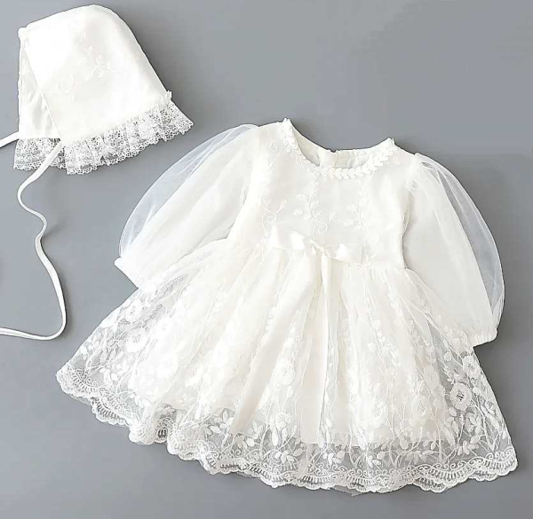 Wunderschönes Taufkleid mit zarten Blumen-Spitzenstickereien und eleganten Chiffon-Ärmeln