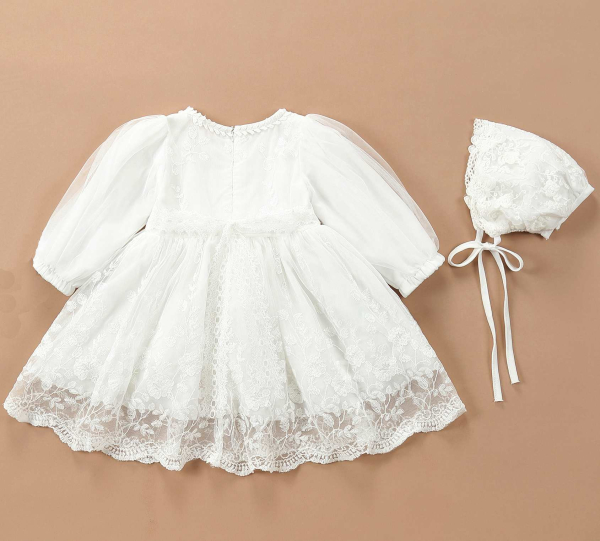 Wunderschönes Taufkleid mit zarten Blumen-Spitzenstickereien und eleganten Chiffon-Ärmeln