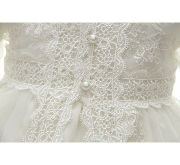 Besonders edel: Taufkleid zweiteilig mit Schleier und feinen Stickereien