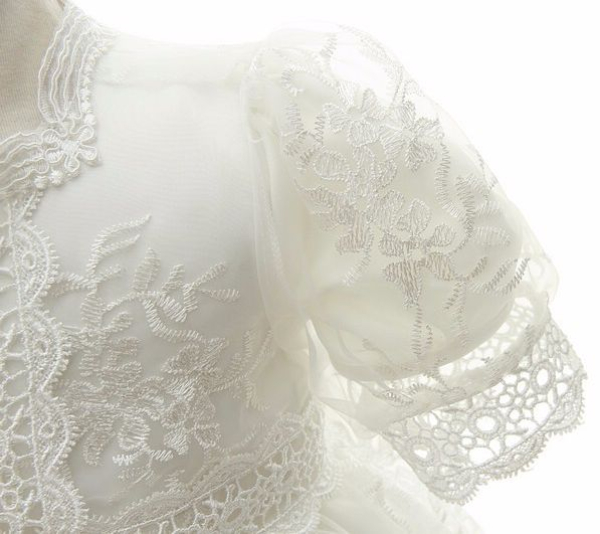 Besonders edel: Taufkleid zweiteilig mit Schleier und feinen Stickereien