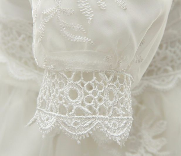 Besonders edel: Taufkleid zweiteilig mit Schleier und feinen Stickereien