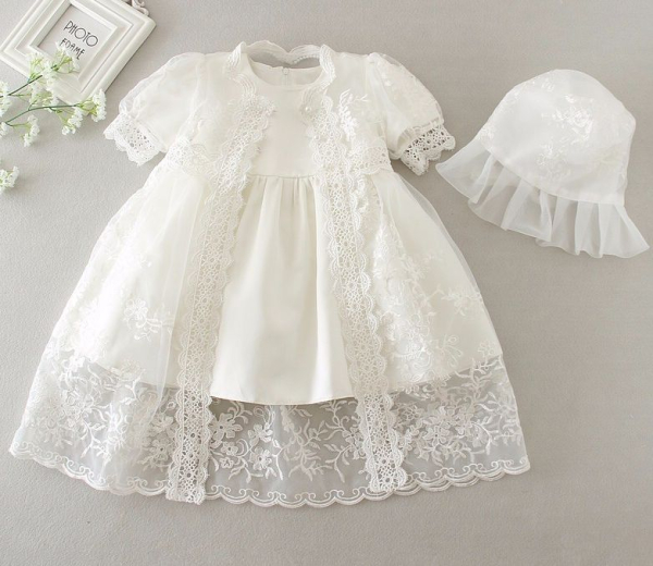 Besonders edel: Taufkleid zweiteilig mit Schleier und feinen Stickereien