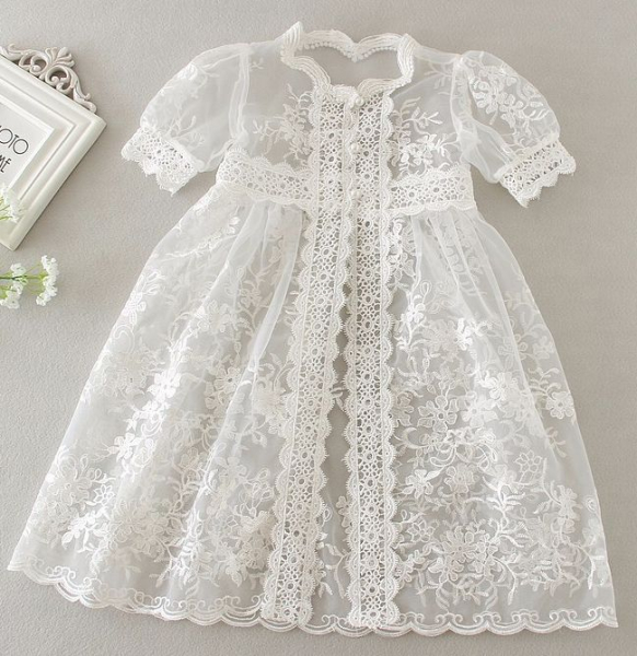 Besonders edel: Taufkleid zweiteilig mit Schleier und feinen Stickereien