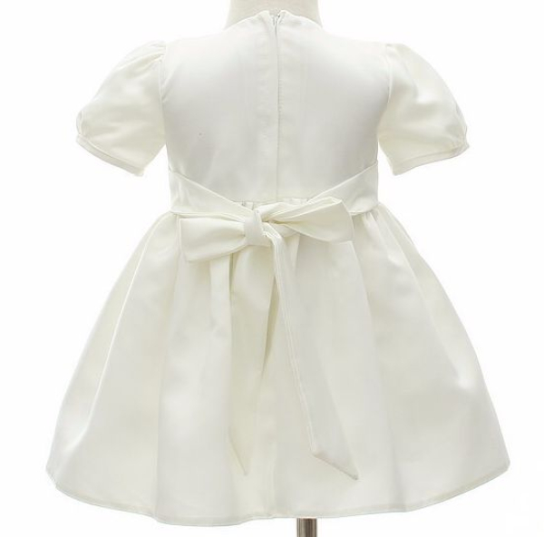 Besonders edel: Taufkleid zweiteilig mit Schleier und feinen Stickereien