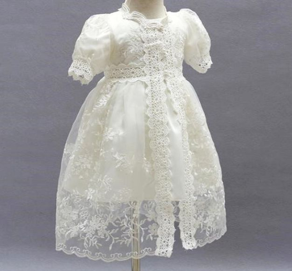 Besonders edel: Taufkleid zweiteilig mit Schleier und feinen Stickereien