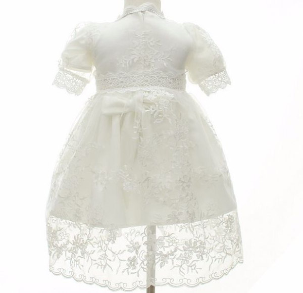 Besonders edel: Taufkleid zweiteilig mit Schleier und feinen Stickereien