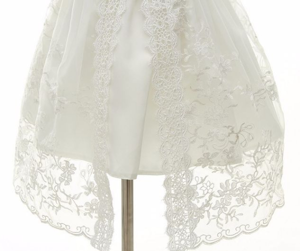 Besonders edel: Taufkleid zweiteilig mit Schleier und feinen Stickereien