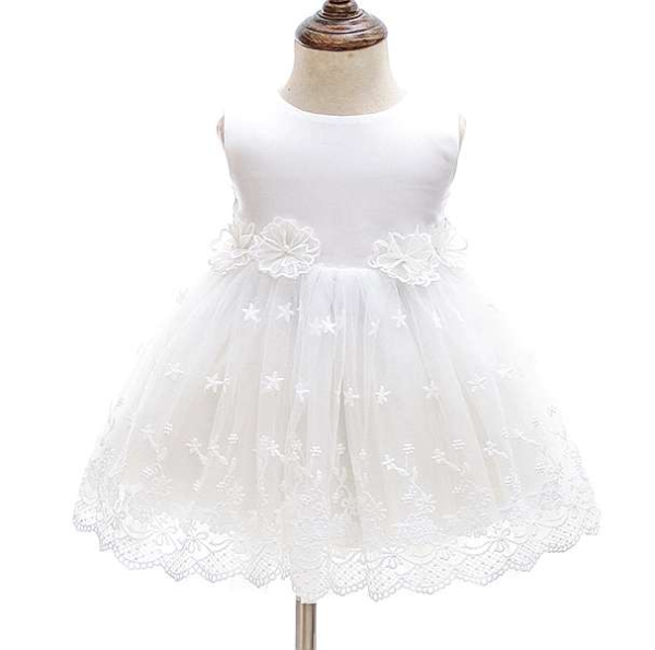 Bezauberndes Taufkleid ärmellos mit zarten Blüten am Taillenband und Blütenstickereien