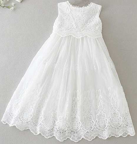 Elegantes langes Taufkleid - langärmlig oder ärmellos und wunderschön klassisch mit weichen Spitzen