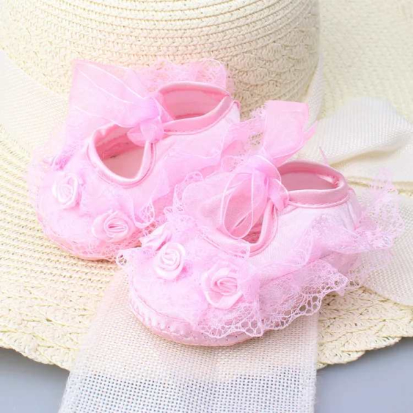 Süss: Babyschuhe mit Blüten und Spitzen - weiss oder rosa