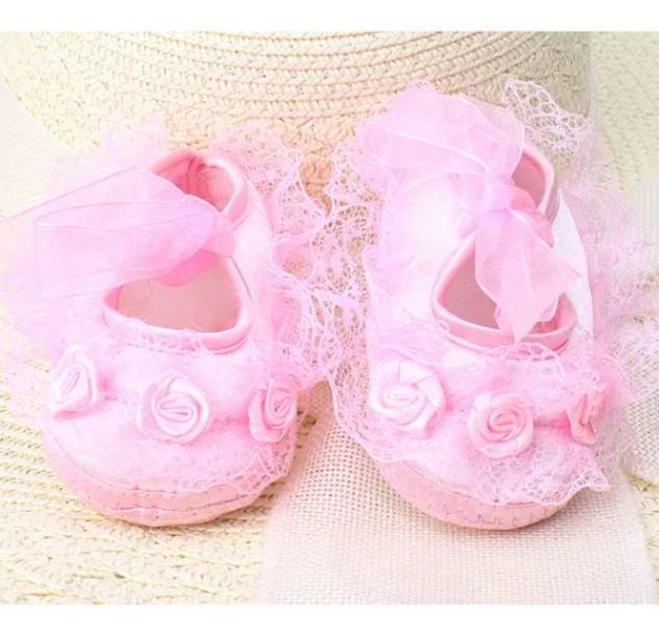 Süss: Babyschuhe mit Blüten und Spitzen - weiss oder rosa