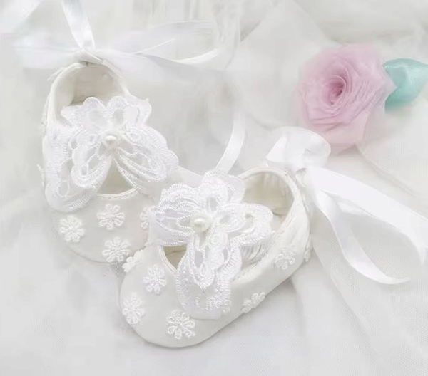 Bezaubernde Taufschuhe mit Spitzendeko und Schmetterlingen