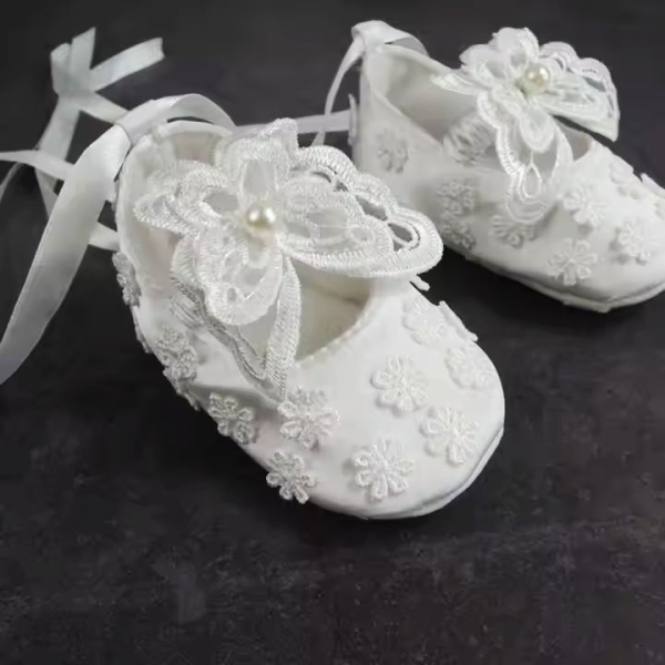 Bezaubernde Taufschuhe mit Spitzendeko und Schmetterlingen