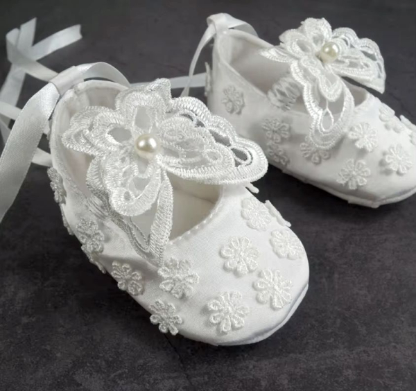 Bezaubernde Taufschuhe mit Spitzendeko und Schmetterlingen