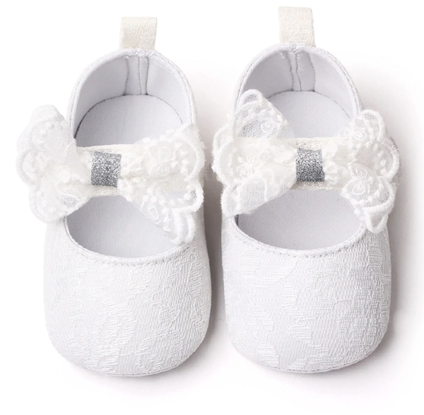 Elegante Taufschuhe Baby-Ballerinas mit Schleife, in der Mitte in dezentem, mattem Silber-Glanz