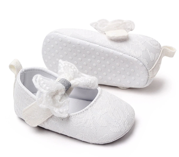 Elegante Taufschuhe Baby-Ballerinas mit Schleife, in der Mitte in dezentem, mattem Silber-Glanz