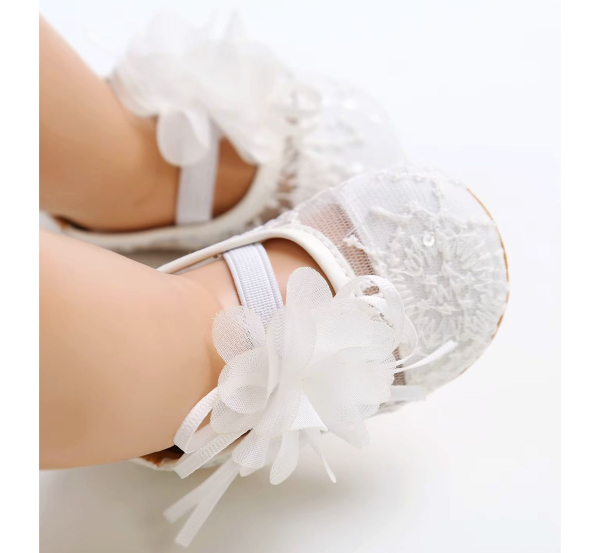Zauberhafte Babyschuhe mit feinem Tüll und Spitzen