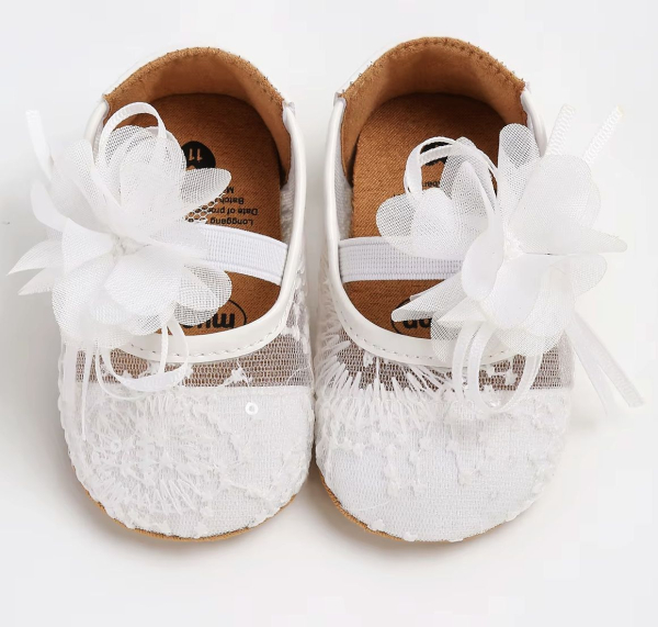 Zauberhafte Babyschuhe mit feinem Tüll und Spitzen