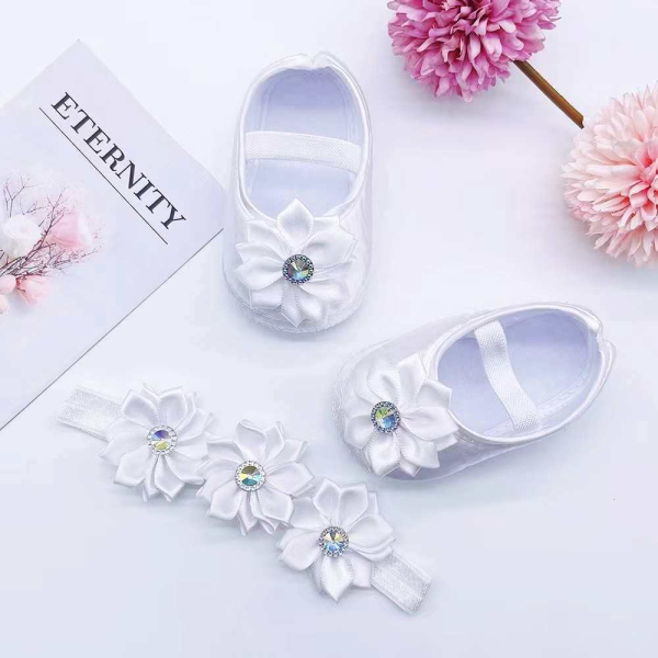 Set mit Taufschuhen und Haarband, Satinblume mit kleinen Strasssteinchen