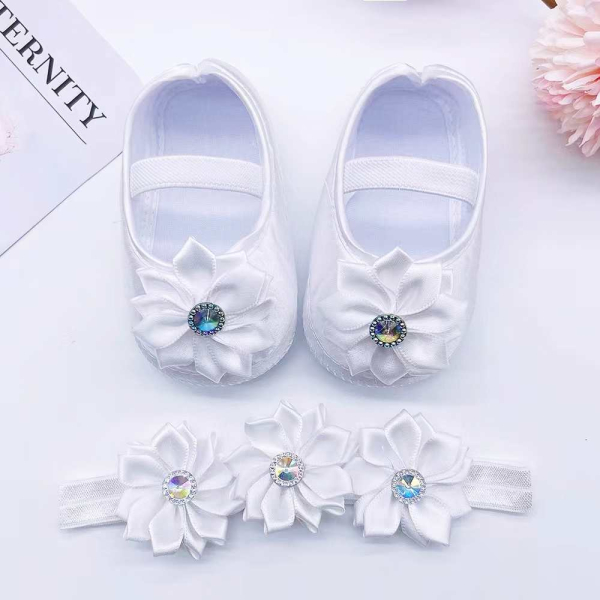 Set mit Taufschuhen und Haarband, Satinblume mit kleinen Strasssteinchen