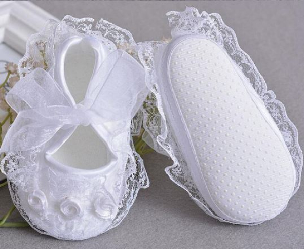 Süss: Babyschuhe mit Blüten und Spitzen - weiss oder rosa