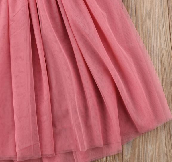 Romantisches Mädchenkleid mit viel Tüll und Blumendruck