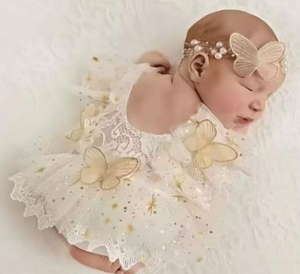 Bezaubernd: Spitzenbody mit zarten Schmetterlingen, offwhite