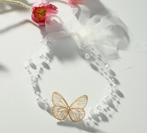 Bezaubernd: Spitzenbody mit zarten Schmetterlingen, offwhite