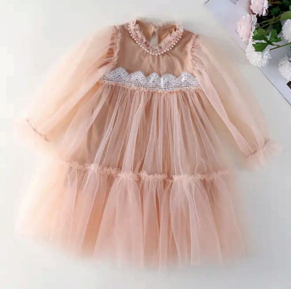 Romantischer Traum: Mädchenkleid aus weichem, bauschigen Tüll, altrosa