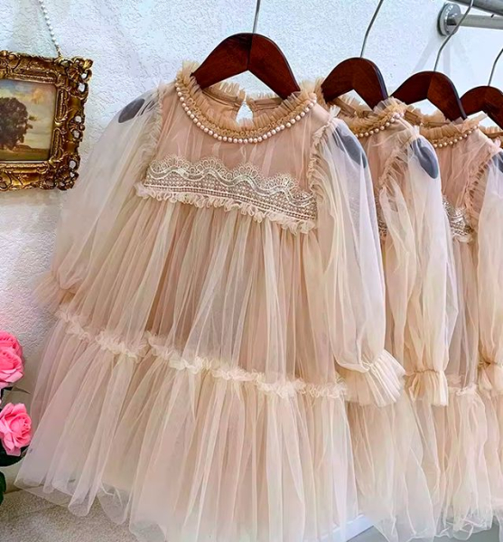 Romantischer Traum: Mädchenkleid aus weichem, bauschigen Tüll, altrosa