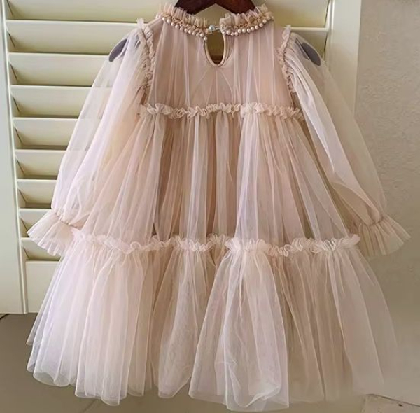 Romantischer Traum: Mädchenkleid aus weichem, bauschigen Tüll, altrosa