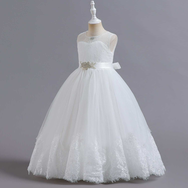 Traumkleid mit Spitzen und elegantem Strass-Taillenband