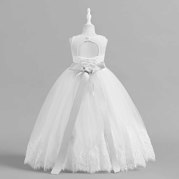 Traumkleid mit Spitzen und elegantem Strass-Taillenband