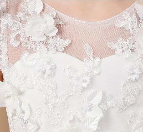 4 Farben: Zauberhaftes, langes Kleid mit zarten Blüten-Applikationen und mehrlagigem, weichen Chiffonrock - ein Traum!