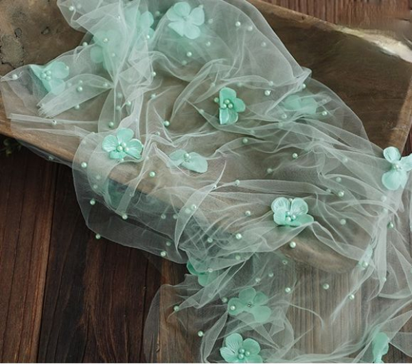 Vanille und Türkis: Bezaubernde feine Chiffontücher mit Blüten und Perlen